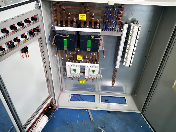 Armoire électrique à condensateurs