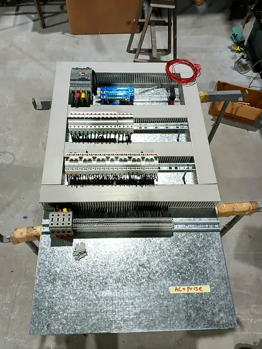 Platine de tableau en cours de montage