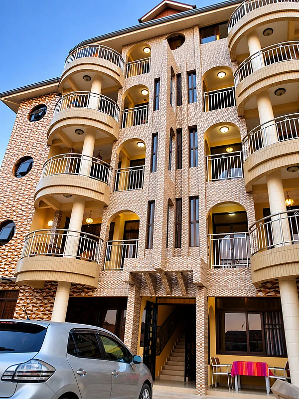 Immeuble — façade et balcons